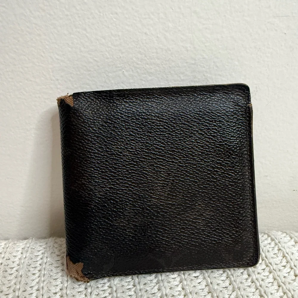Louis Vuitton Men's monogram canvas and Leather Bi-Fold Wallet - project